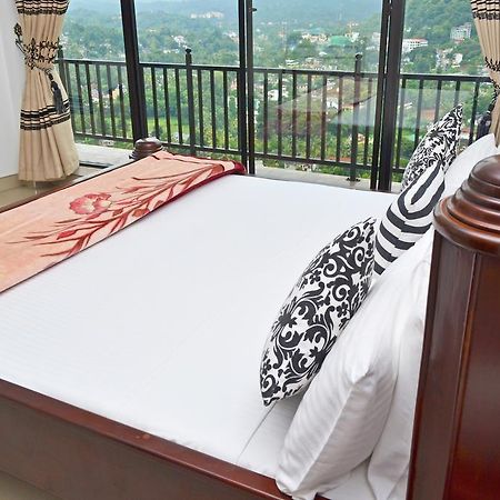 Angel Tower Bed & Breakfast Канди Екстериор снимка