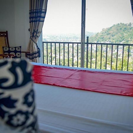 Angel Tower Bed & Breakfast Канди Екстериор снимка