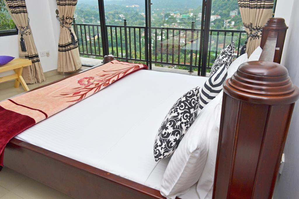 Angel Tower Bed & Breakfast Канди Екстериор снимка