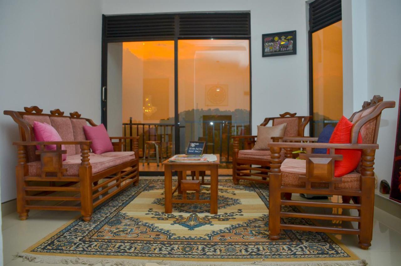 Angel Tower Bed & Breakfast Канди Екстериор снимка