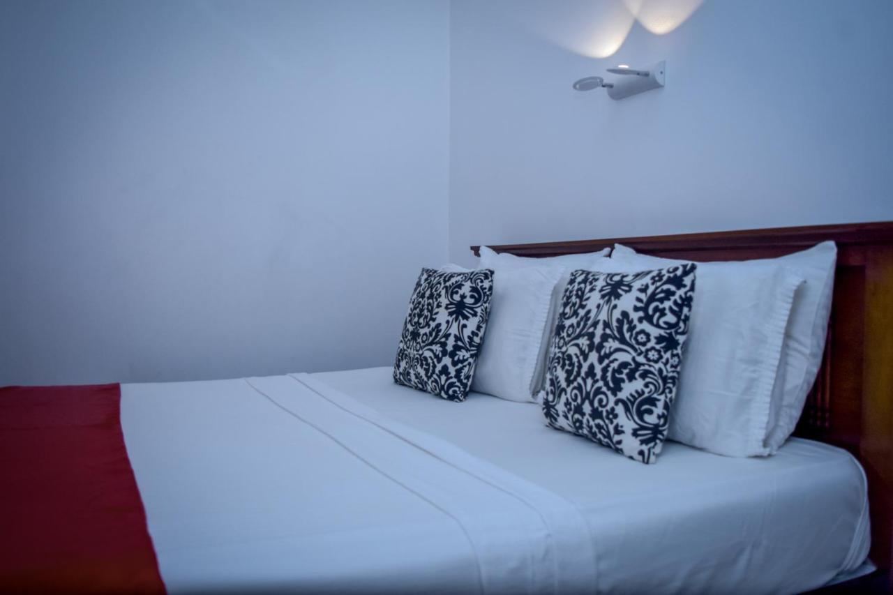Angel Tower Bed & Breakfast Канди Екстериор снимка